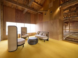 ���E���W