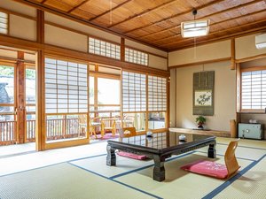 道路沿いの客室。旅館街ならではの景色を楽しめる。