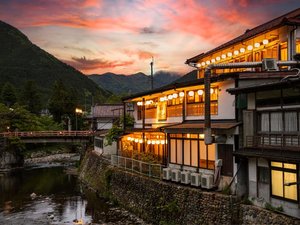 夕焼けと提灯の灯り。情緒あふれる川沿いの宿