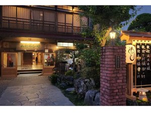 夜道を優しく照らす。心落ち着く旅館の入り口