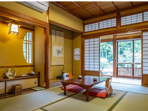 木立を借景に寛ぐ。自然の光と温もり溢れる趣き深い純和室