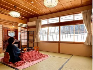 雪見障子を開ければ、ぬくぬくこたつ天国。冬の情緒を味わう贅沢な時