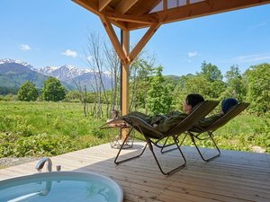白馬三山を一望できる外気浴スペース