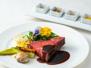 【ディナー】厚切りのローストビーフをメインとした贅沢なコースをお愉しみください