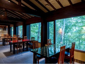 【和食処“寒水”(しゃこみず)】令和6年9月リニューアルオープン!一面のブナ林を望む静謐な空間