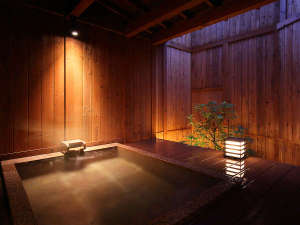 【無料貸切露天風呂 誼-Yoshimi-】木の温もりとやわらかな間接照明、和の雰囲気を大切にした貸切風呂。