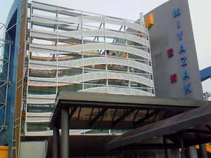 宮崎駅は当館から徒歩15分