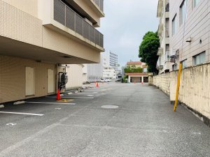 平面駐車場入口(随時先着順で満車時は提携先もしくはコインパーキングへ)