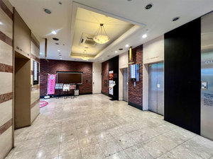 【ホテル建物入口 フロントは3階です】