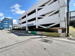 【駐車場@ ホテル・ザ・セントレ専用駐車場 有料 ※入口は右側のみ】