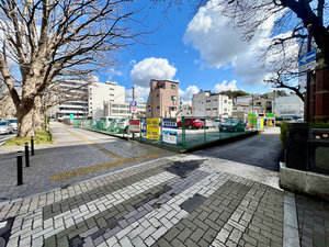【駐車場A 本町合同ビル駐車場 道路沿い入口付近】