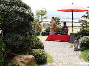 前景に日本庭園、後景には雄大な宍道湖が広がり、四季折々の風情をお楽しみ頂けます
