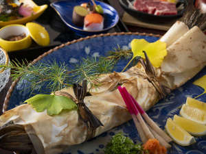 料理長が仕入れ段階から厳選し、その日最良の素材を使って作り上げる「スズキの奉書焼」