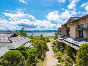 松平閣は宍道湖の湖畔に立つ宿です。窓からは、その雄大な景色を望むことができます