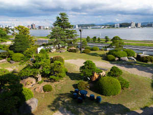 客室からも日本庭園や宍道湖をご覧いただけます
