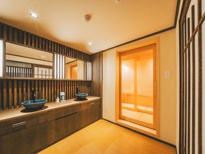 <和洋室「瑞雲」>木をふんだんに使った内風呂。自然の香りと共にリラックスしていただけます。