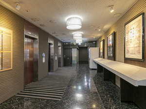 ���G���x�[�^�[�𗘗p����1�K����2�K�ւ��z���������B