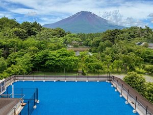 澄んだ空気と静かな環境の中で、雄大な富士山を間近に感じながら過ごすひとときは格別です。