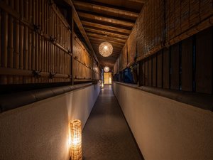 館内は廊下が外と繋がっている開放的な造り。嬉野の自然な風を感じることができます。