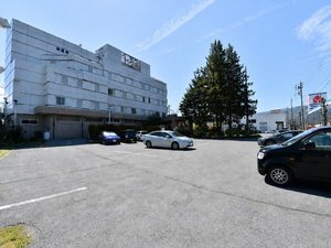 外観*大型バスも駐車可能な広い駐車場を完備