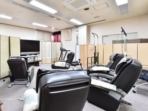 マッサージチェアルーム・会議室*無料のマッサージチェアを5台、50インチのテレビも完備。