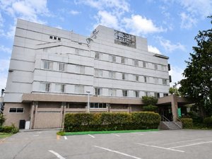外観*大型バスも駐車可能な広い駐車場を完備