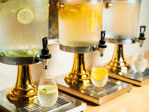 湯上りには「つるラウンジ」にてアイスキャンディーやデトックスウォーターをお楽しみください。