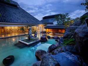趣の異なる2種類の大浴場男女日替わりでご利用いただけます。「楠湯殿」