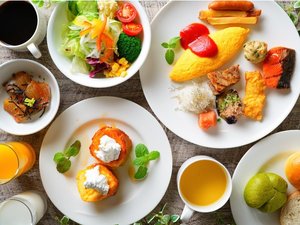朝食はひと品ひと品こだわった、 和食と洋食合わせて80種類の料理をご用意しております。
