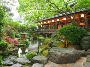 【菊乃間】四季折々の表情を見せる日本庭園/創業当時からの歴史ある日本家屋