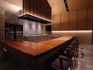 �mRESTAURANT�n �J�E���^�[�͏H�c�̌Ö��Ƃ̗����̗p�B�؂̉�����ɕ�܂��B