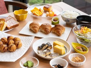 【朝食】ビュッフェスタイルでのご提供。大阪湾を一望しながら素敵な一日をスタート♪