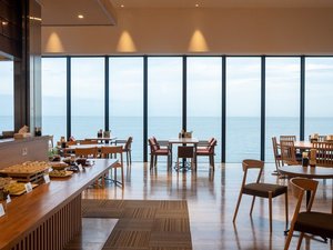 大阪湾を望む絶景を楽しみながら朝食をお召し上がりくださいませ。