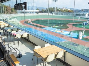 日差しがたっぷりと差し込む朝の心地よいレストラン