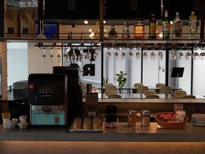 宿泊者特典:HOTEL 10 LOUNGE利用無料10:00〜17:00 フリードリンクを提供しております。