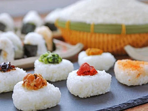 炊きたて妙高産コシヒカリ、握りたておにぎりで笑顔の朝食。