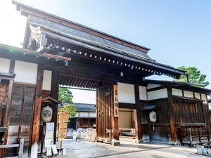 【当館から徒歩7分】昔の郡代・代官が政務を行った、全国でも唯一現存する役所「高山陣屋」