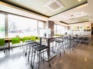 朝は朝食会場(無料)、夜はラウンジとしてご利用いただけます