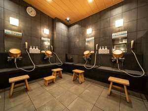 スーパーホテルオリジナルのノンシリコンシャンプー類完備♪洗い場の椅子・桶にも国産のヒノキを使用