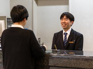 【フロント】笑顔でお迎え。丁寧&親切がモットーのスタッフが、快適な滞在をサポート