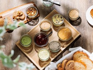 The 10 朝食ブッフェ究極のパンのお供15選