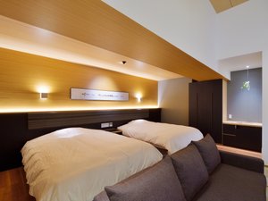 スイートルーム。ゆったり寛げるクイーンサイズのベッド。