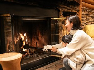 冬はロビーの暖炉前でゆっくりまったり