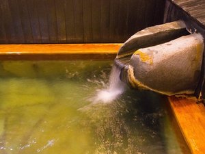 2022年4月 生まれ変わった源泉。淡い黄金色の弱アルカリ性温泉です
