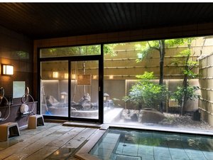 こぢんまりと落ち着く浴槽。ほどよい距離感で、ゆったりと湯浴みを楽しめる、癒しの空間です。