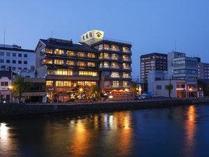 幻想的な夜景の中にたたずむ