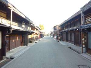 朝の町並みを散策