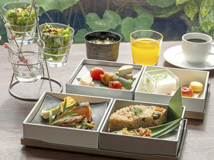 高山の郷土料理である「こも豆腐」や赤かぶ漬けを彩りよくあしらいました。
