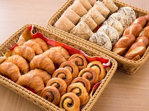 パンは日替わりにて3〜4種類取り揃えてございます。