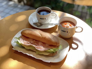 ■モーニングセット例(ホット)ホテル外の提携カフェでお召し上がりいただけます。